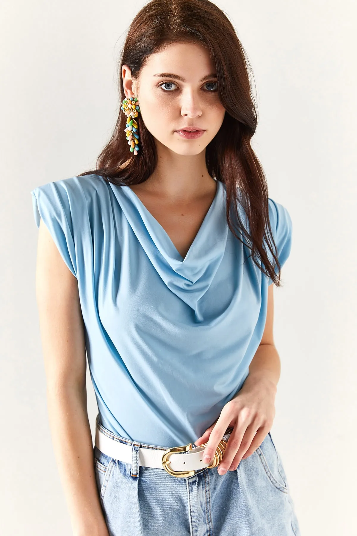 Olalook  Babyblaue, lockere Damenbluse mit gepolstertem Kragen BLZ-19002217