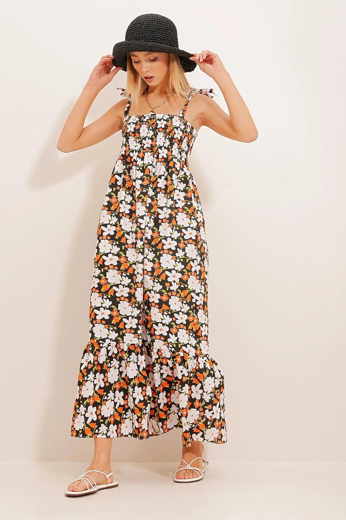 Trend Alaçatı Stili  Damenkleid aus Popeline mit Blumenmuster in Schwarz und Orange mit Seilriemen und Volantsaum ALC-X8732