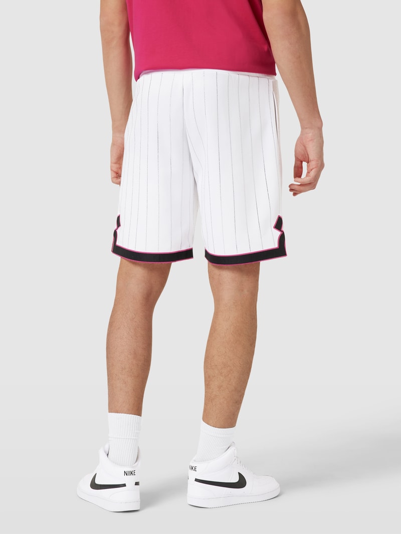Shorts mit Strasssteinbesatz in weiß