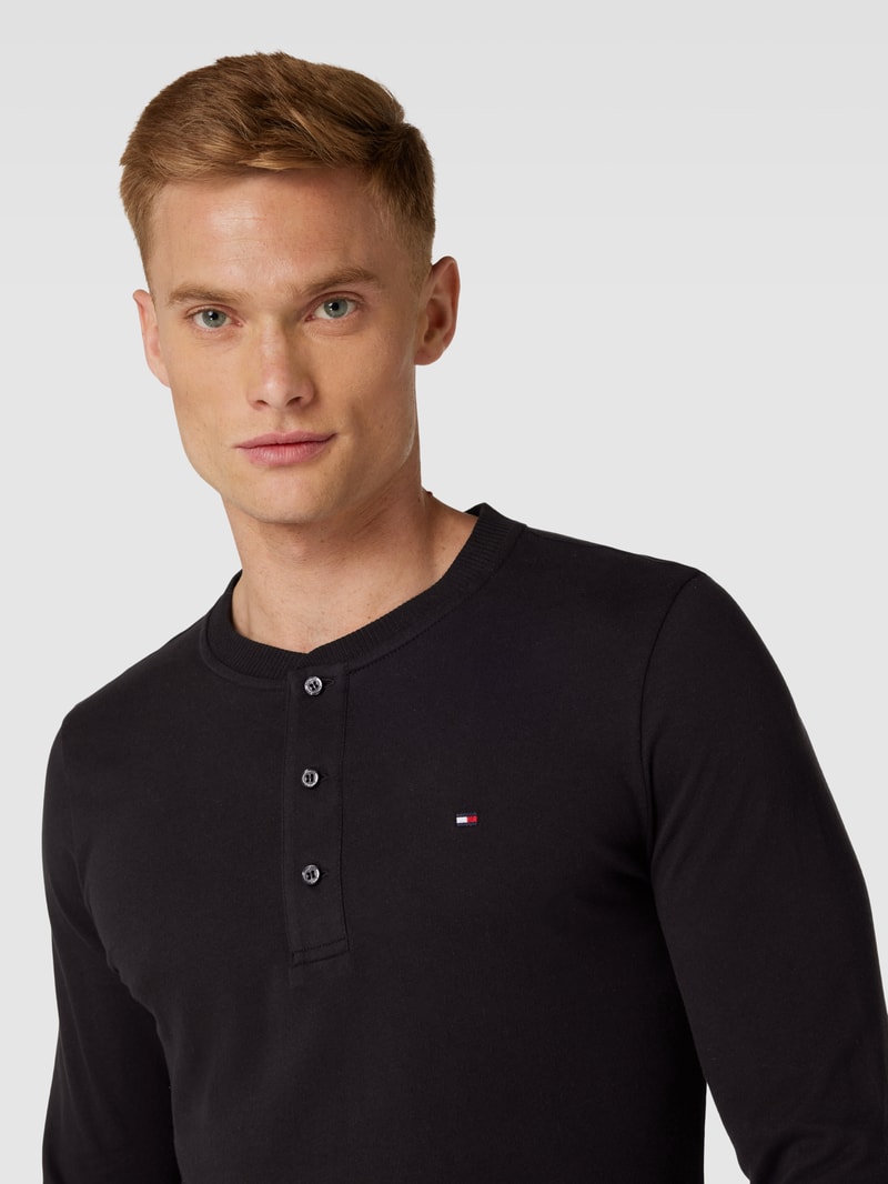 Longsleeve mit Label-Stitching Modell 'HENLEY' in schwarz