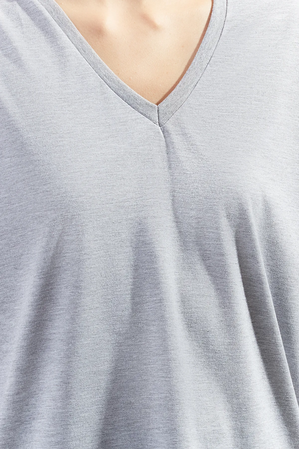 Trendyol Collection  Grau meliertes Oversize-Strick-T-Shirt mit V-Ausschnitt TWOSS23TS00003