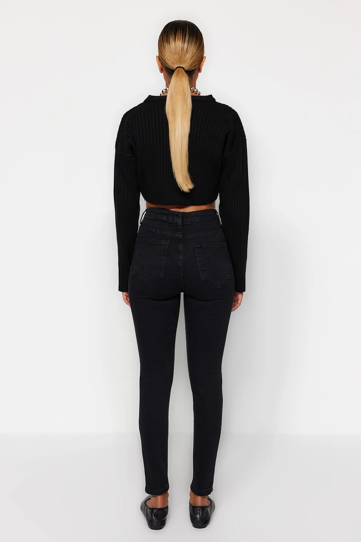 Trendyol Collection  Schwarze Skinny-Jeans mit superhoher Taille TWOSS22JE0560
