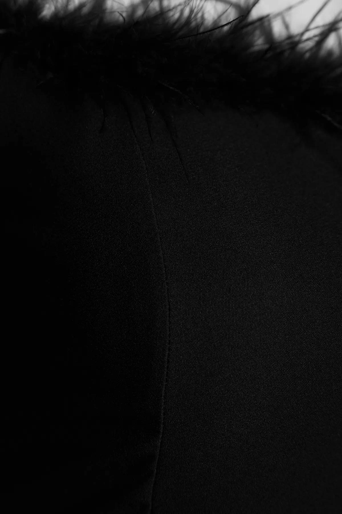 Trendyol Collection  Elegantes schwarzes Abendkleid mit Otriches TPRAW24EL00260