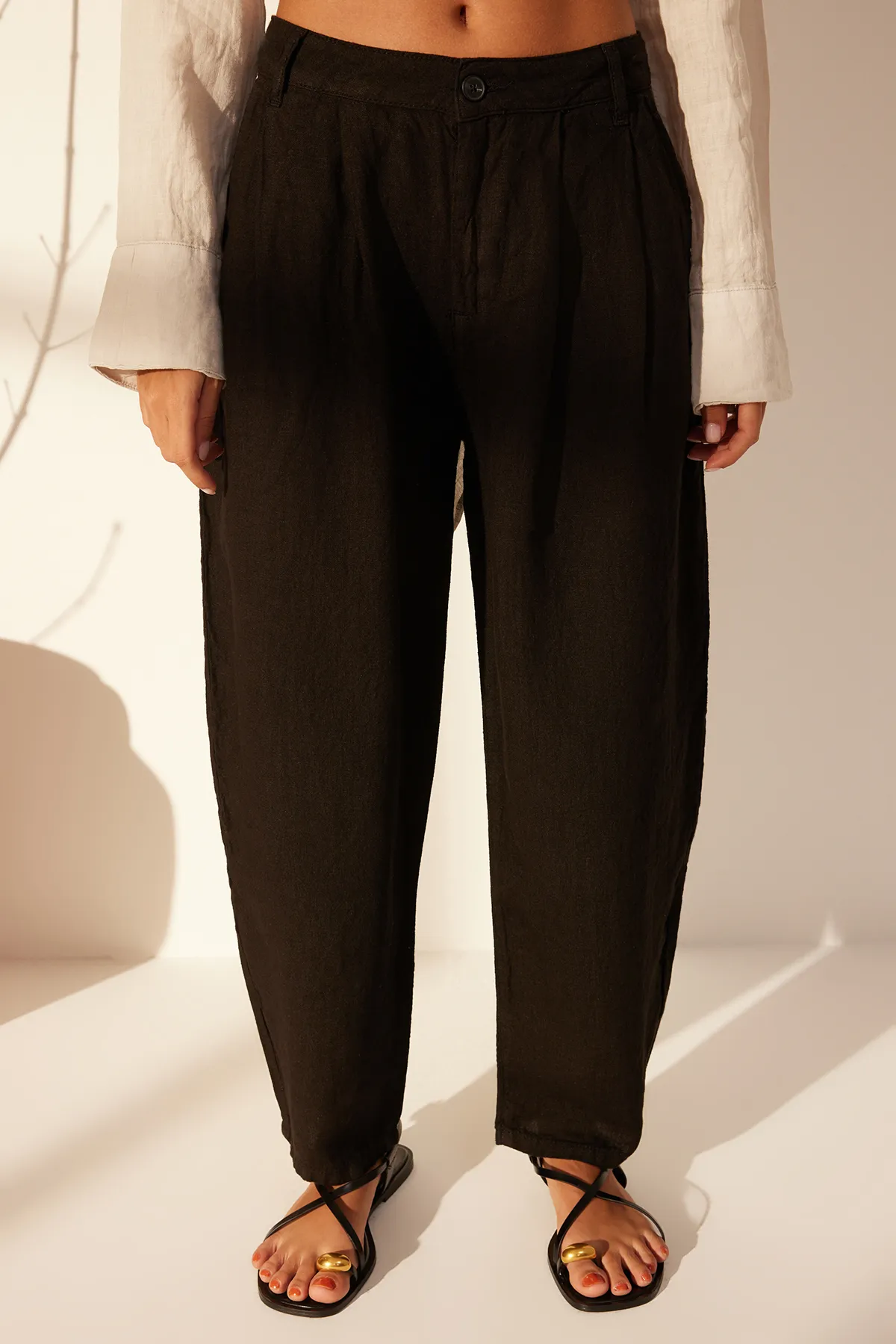 Trendyol Collection  Schwarze Hose aus 100 % Leinen mit hoher Taille TWOSS24JE00243