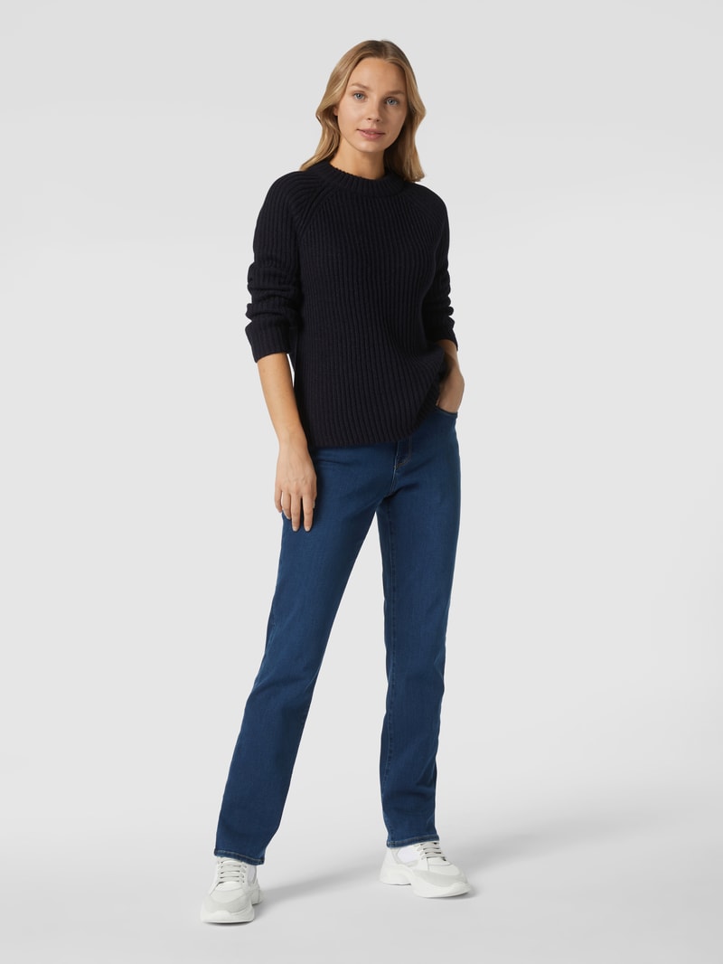 Jeans mit Label-Patch aus Leder Modell 'Carola' in blau