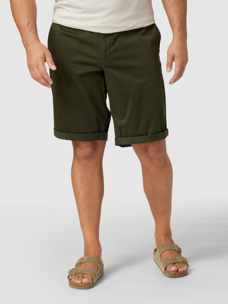 PLUS SIZE Shorts mit Label-Patch in olivgrün