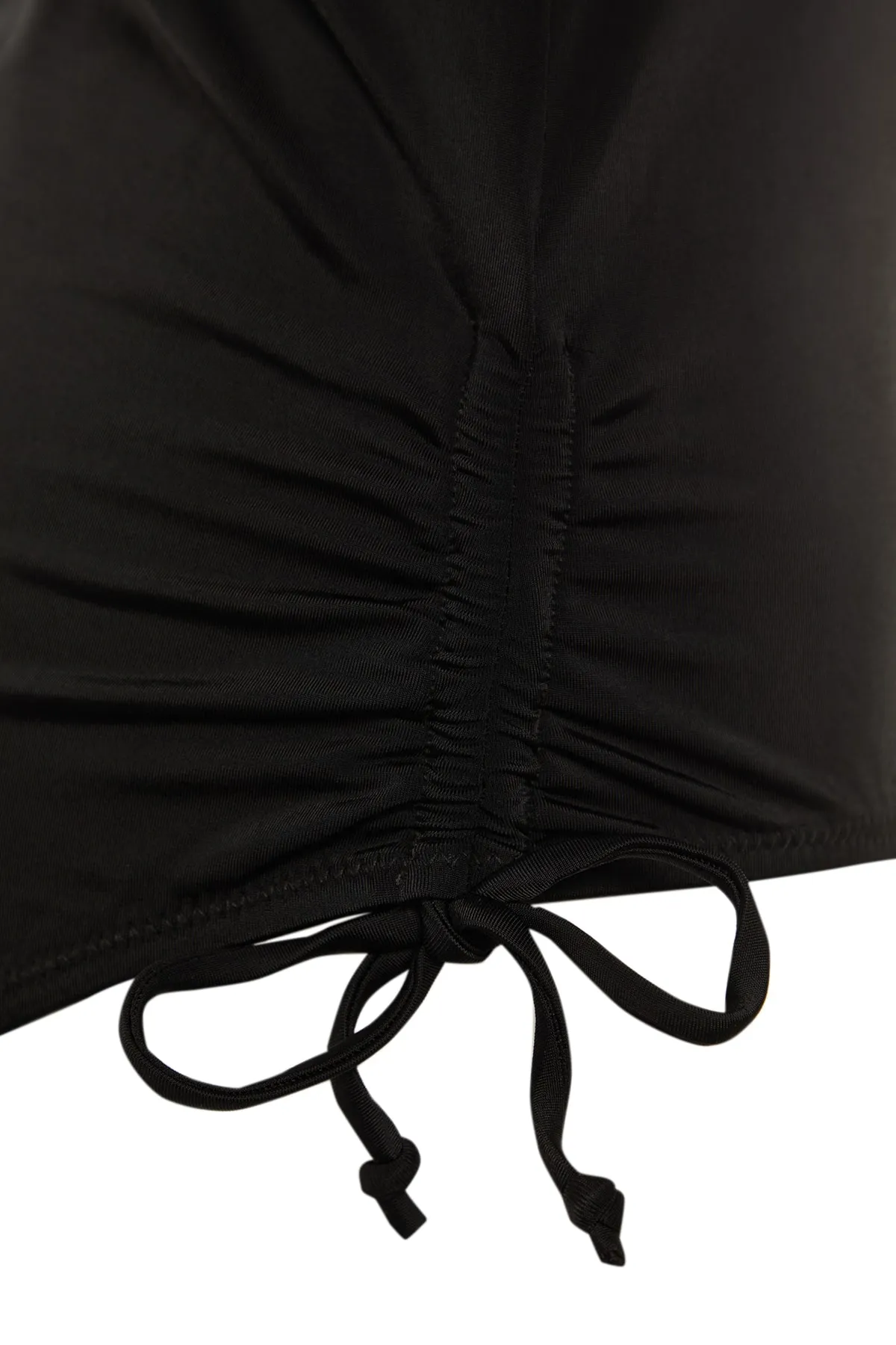 Trendyol Curve  Schwarzer, überwurfbedeckter, geraffter Badeanzug mit tiefem V-Ausschnitt und Trägern TBSSS22MA0306