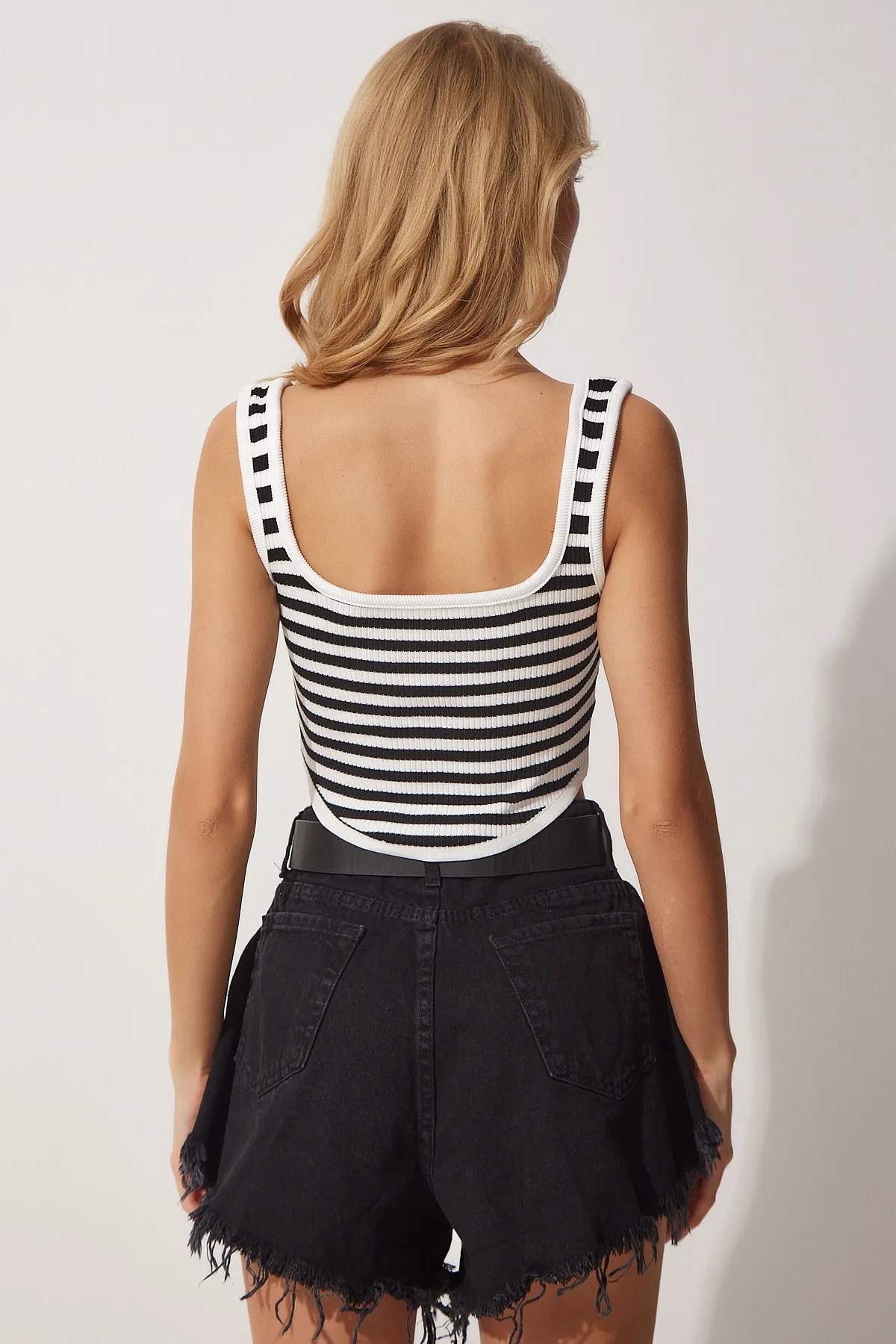 Happiness İstanbul  Schwarze gestreifte Crop-Strickbluse für Damen YY00143