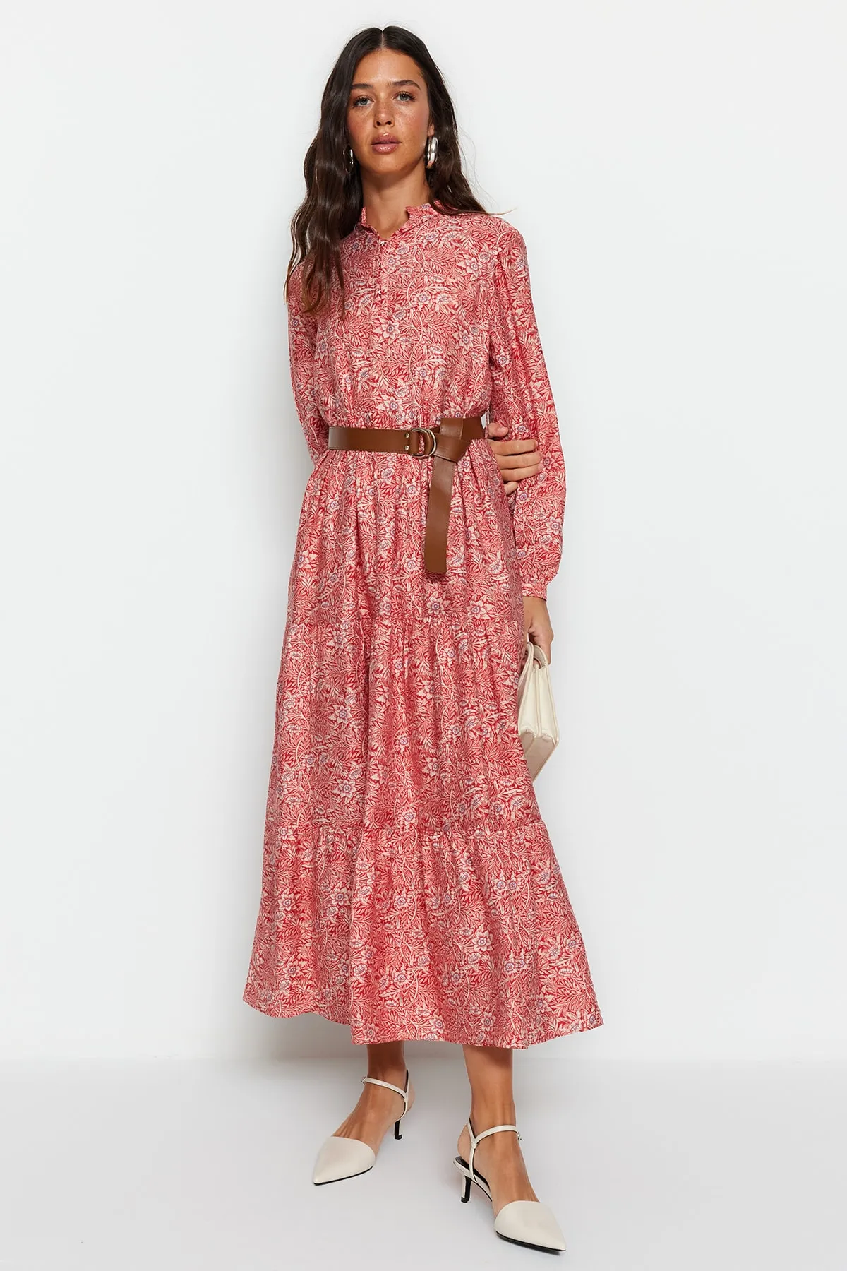 Trendyol Modest  Gewebtes Kleid mit gefliestem Gürtelrock, Volant und Blumenmuster, gefüttert TCTSS23EB00111