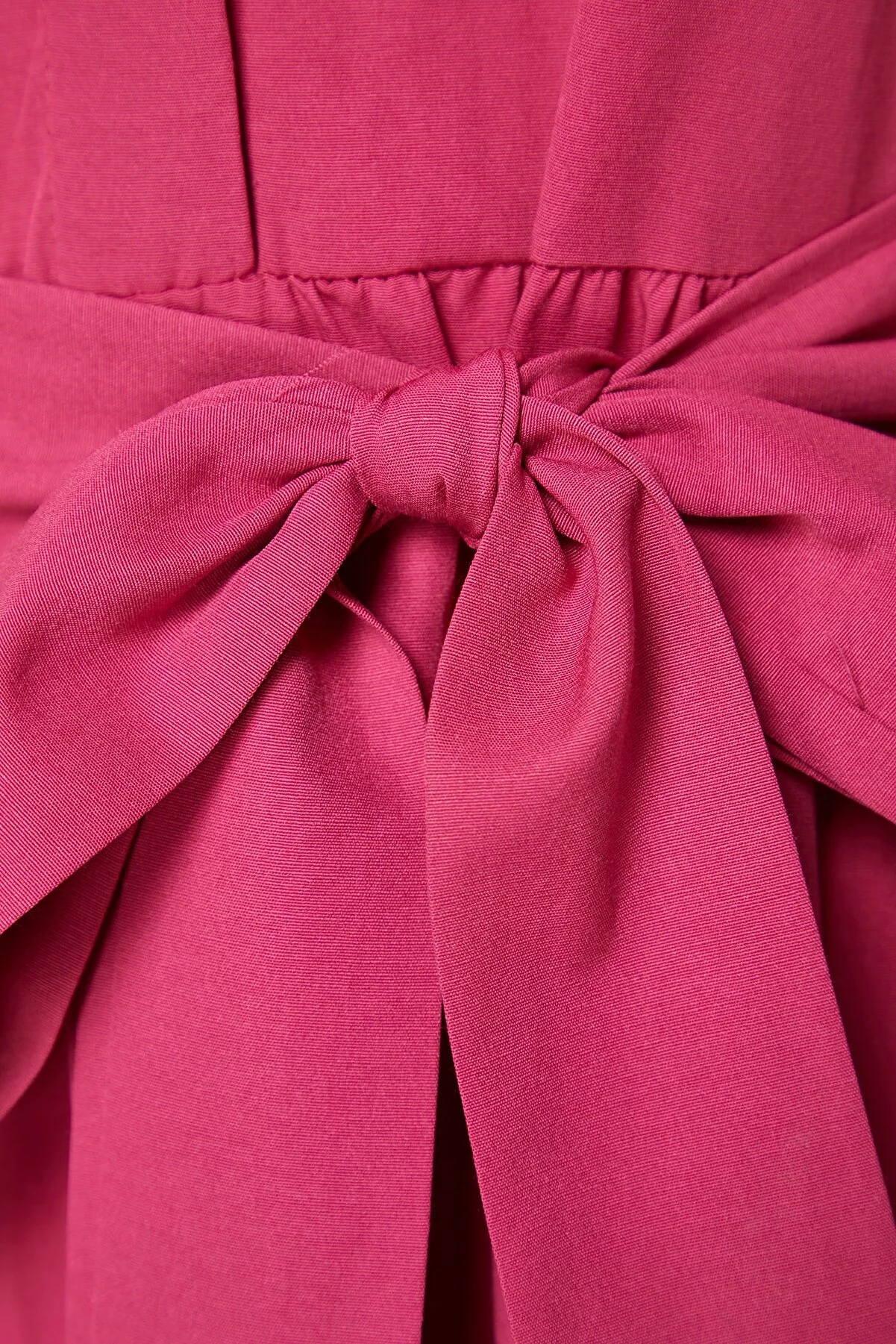 Trendyol Modest  Dunkelrosa gewebtes Kleid mit Gürtel, Chief-Kragen und Knopfdetail TCTSS21EL3343