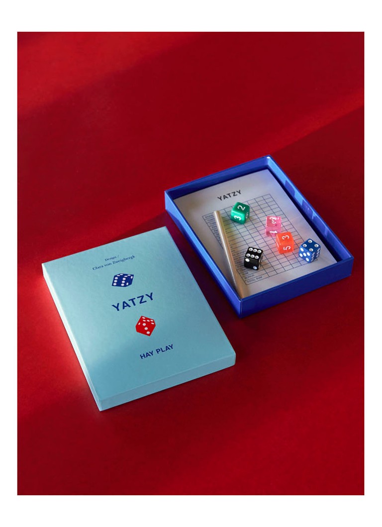 Hay joacă Yahtzee, un joc de zaruri.