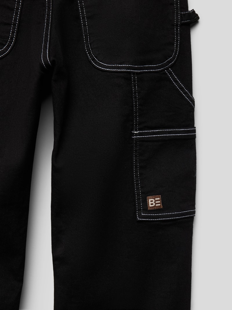 Jeans mit Zierschlaufen in schwarz