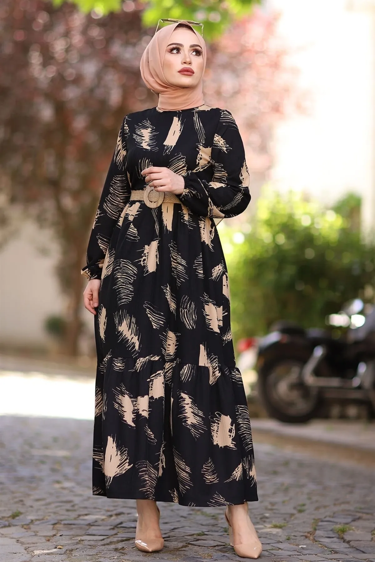 InStyle  Hijab-Kleid mit Pinselmuster und Gürtel – Schwarz
