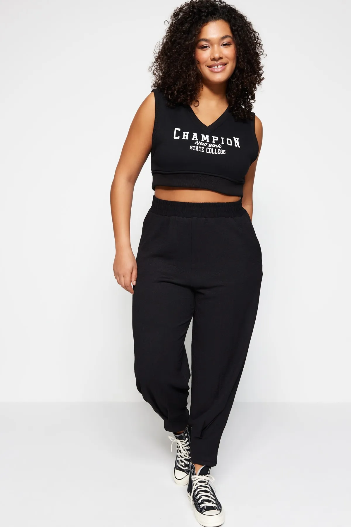 Trendyol Curve  Schwarze Karotten-Strickhose mit elastischem Bund TBBSS23AR00002