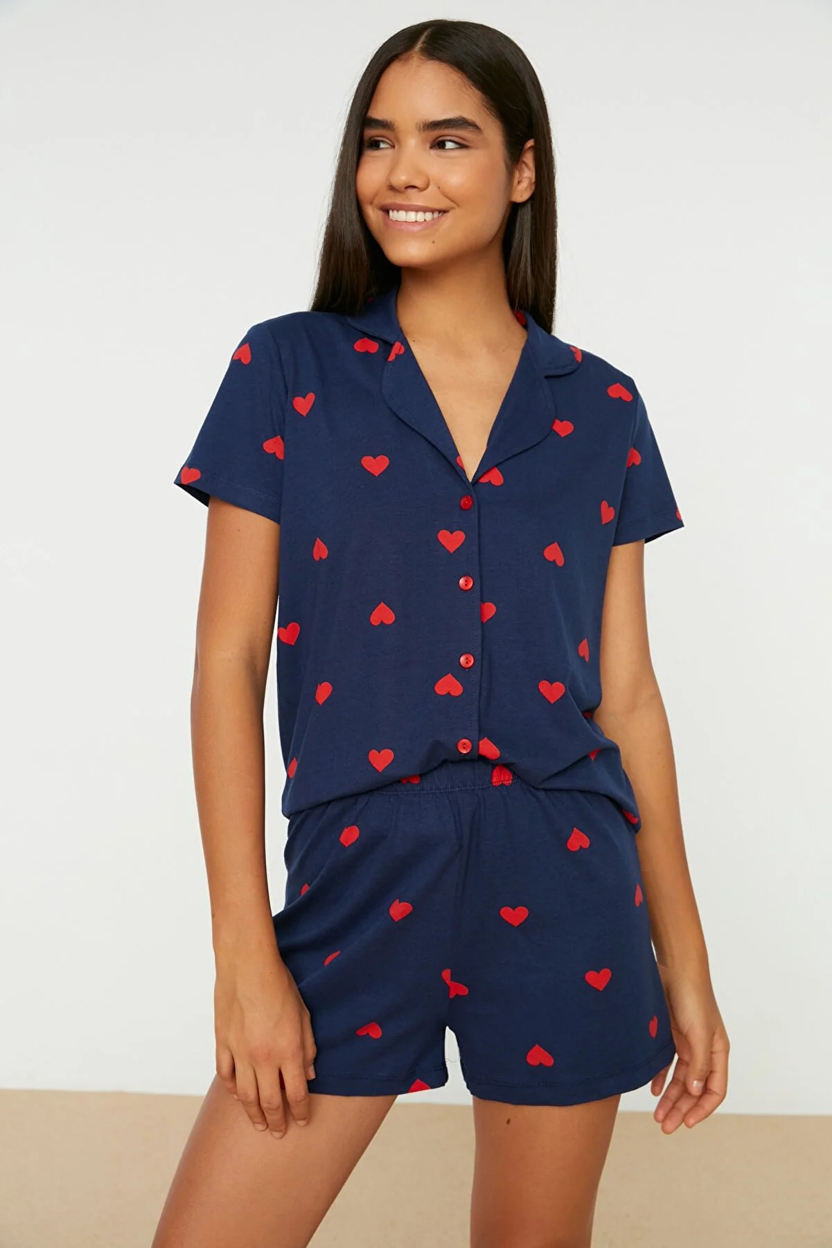 Trendyol Collection  Marineblaues, gestricktes Pyjama-Set mit Hemd und Shorts aus 100 % Baumwolle mit Herzmuster THMSS21PT0756