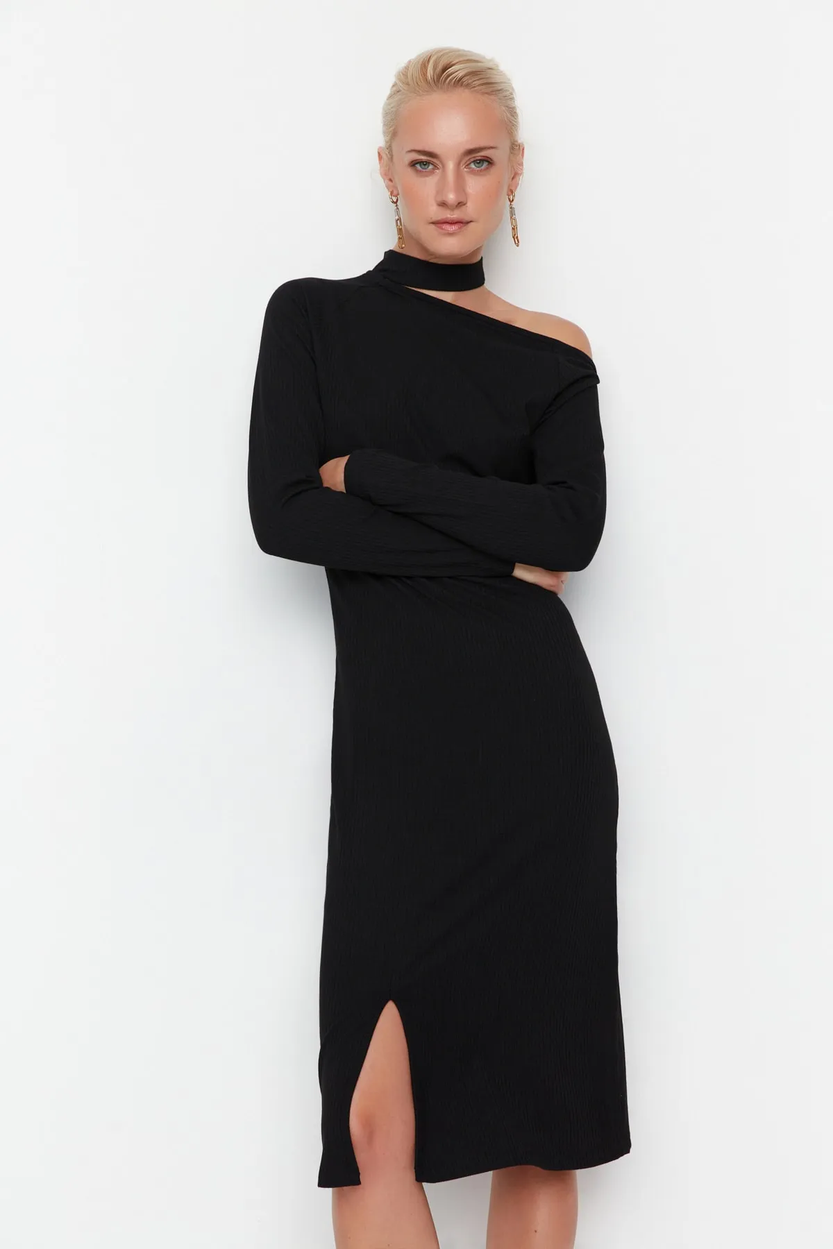 Trendyol Collection  Schwarzes, detailliertes, geripptes Strickkleid mit Ausschnitten TWOAW23EL00107