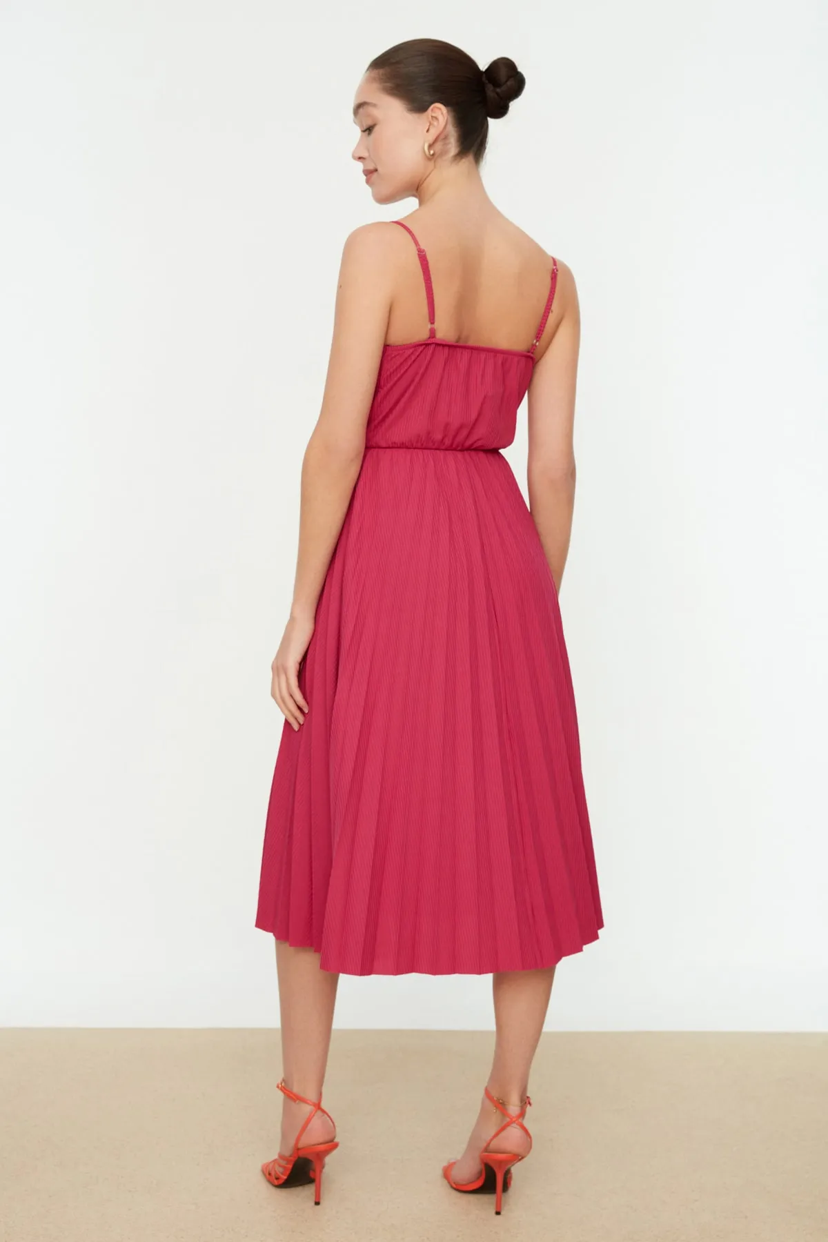 Trendyol Collection  Fuchsiafarbenes Midi-Kleid mit offener Taille/Skater, zweireihig, plissiert, dehnbar, Strickkleid TWOSS20EL2729