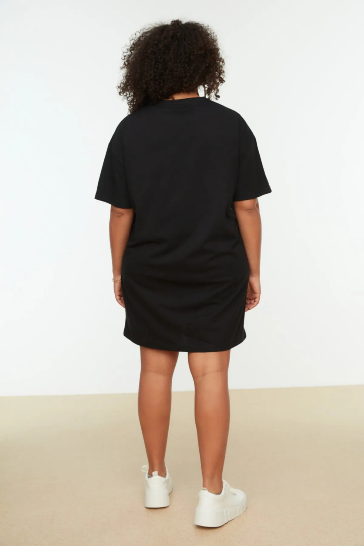 Trendyol Curve  Schwarzes bedrucktes gestricktes T-Shirt-Kleid TBBSS22EL2269
