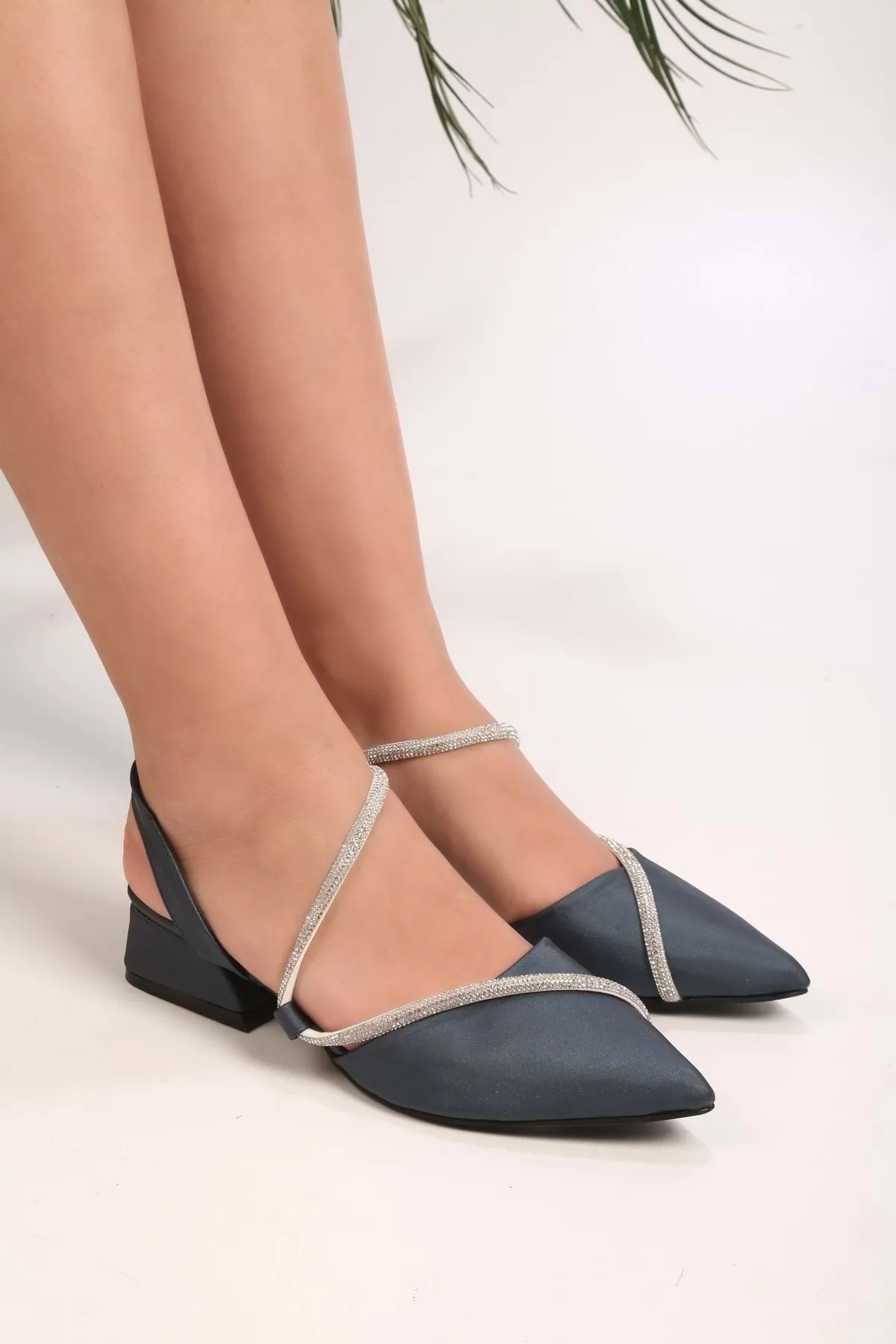 Shoeberry  Damen-Schuhe „Tue“ aus marineblauem Satin mit Steinabsatz