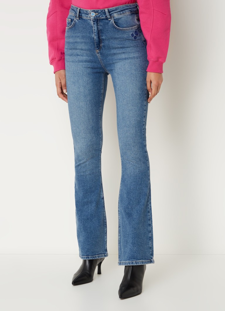 Jeans a zampa d'elefante a vita alta di Fabienne Chapot, modello Eva Flare, lunghezza a metà polpaccio.