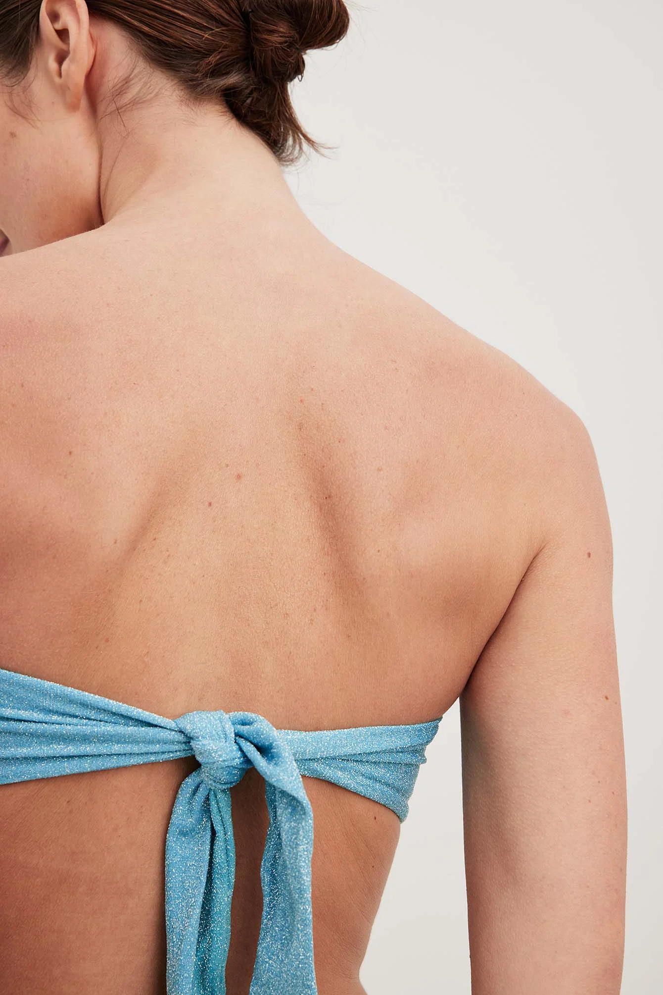 Bandeau-Bikinioberteil mit funkelndem Knoten