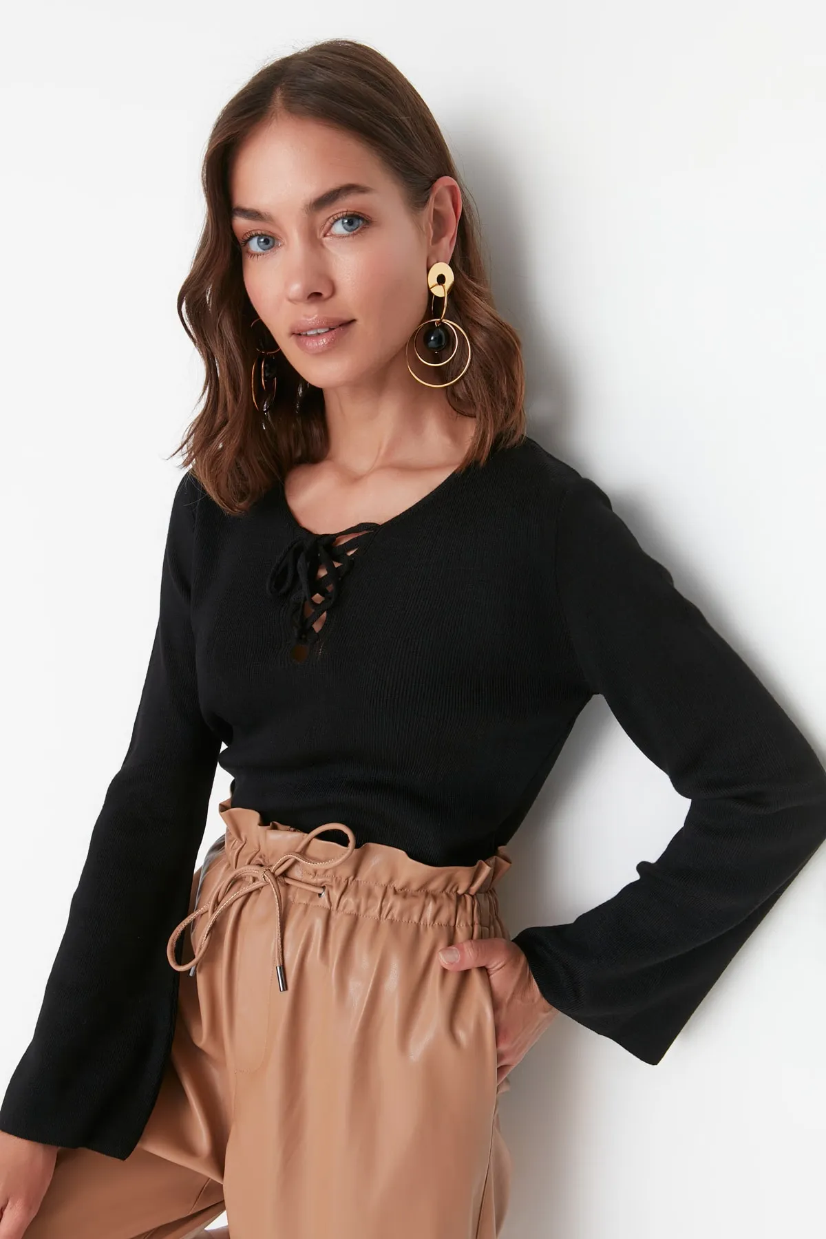 Trendyol Collection  Schwarzer Strickpullover mit Spitzendetail TWOAW23KZ01335