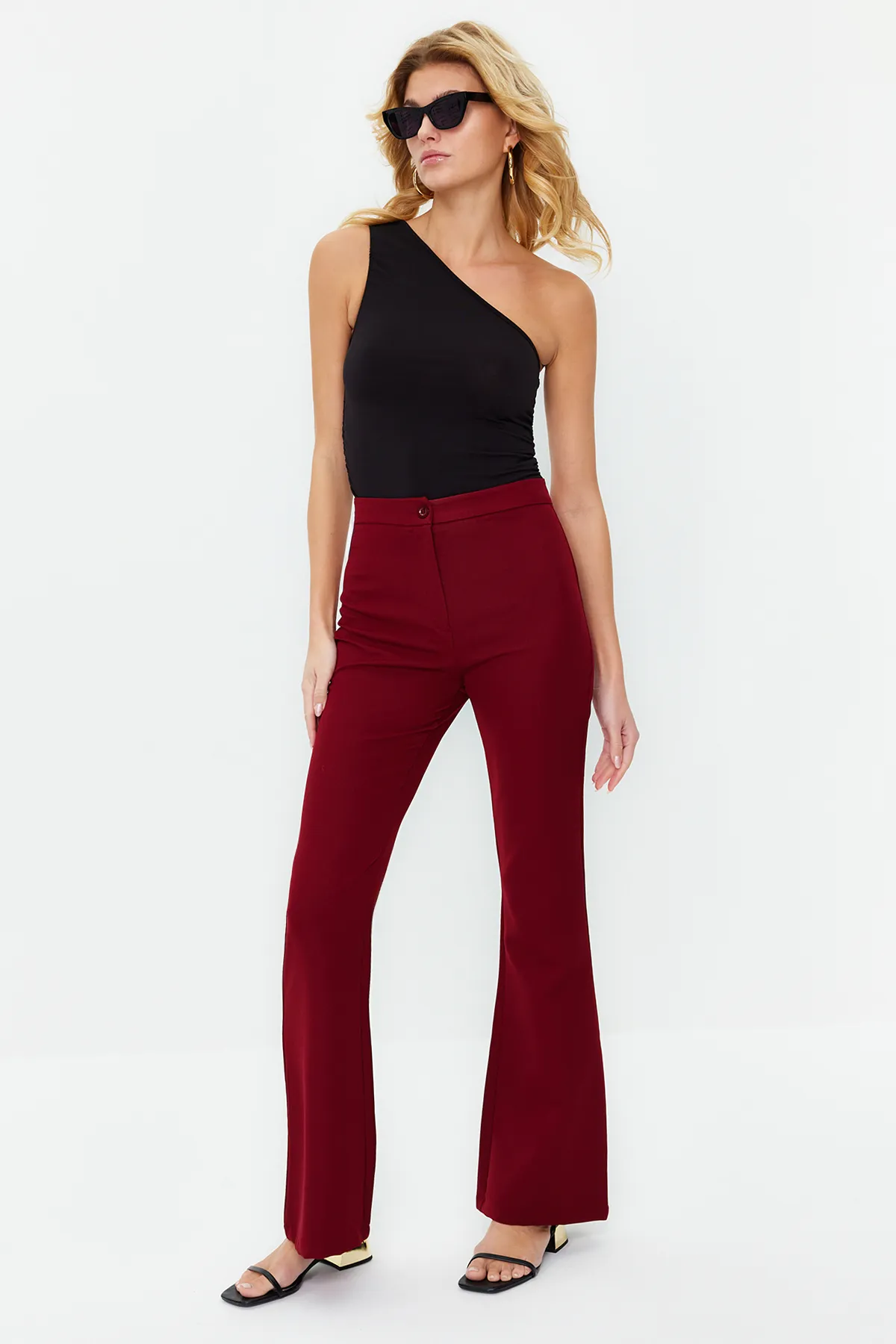 Trendyol Collection  Burgunderrote, gewebte Hose mit ausgestelltem Bein und hoher Taille TWOAW20PL0094