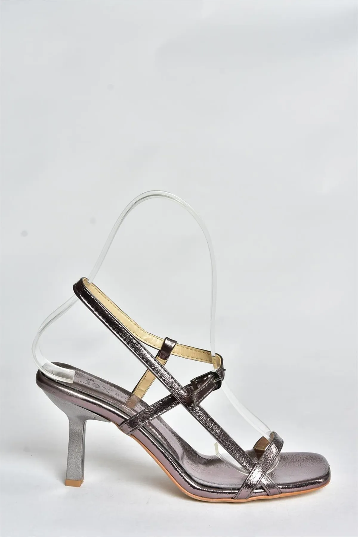 Fox Shoes  Damen-Schuhe mit Absatz in Platin mit dünnem Riemen P518870309