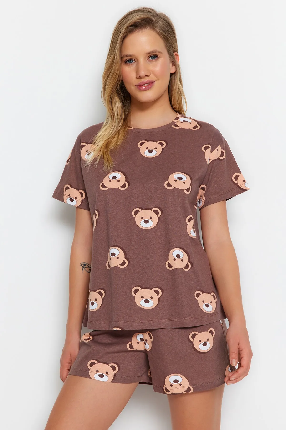 Trendyol Collection  Braunes, gestricktes Pyjama-Set mit T-Shirt und Shorts aus 100 % Baumwolle mit Teddybär-Muster THMSS23PT00005