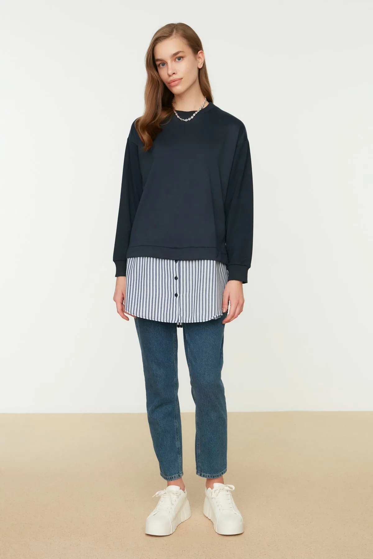 Trendyol Modest  Marineblaues Strick-Sweatshirt mit Rundhalsausschnitt und Hemdfreigabe von unten TCTAW22TW0216