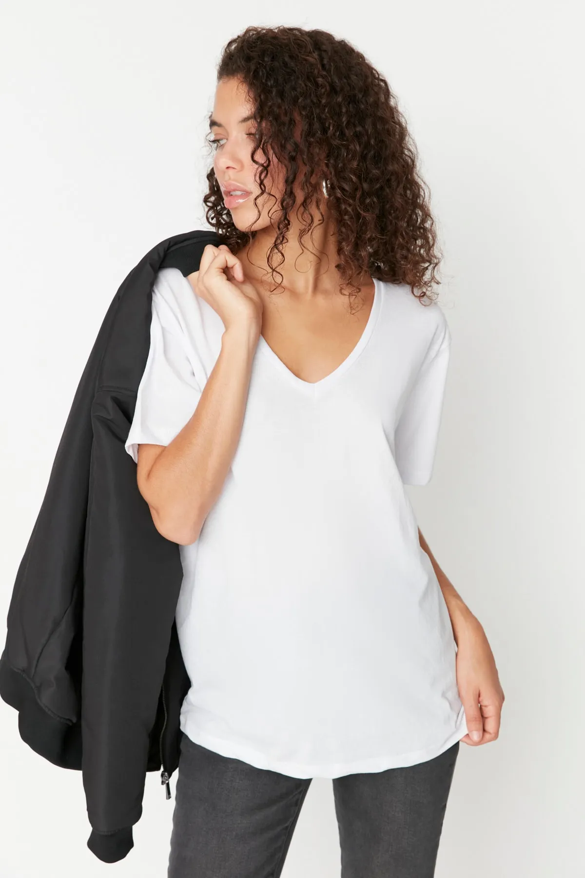 Trendyol Collection  Weißes Boyfriend-Strick-T-Shirt mit V-Ausschnitt TWOSS20TS0132