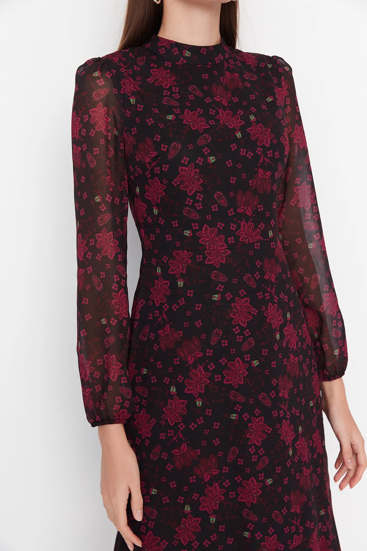 Trendyol Collection  Rosafarbenes, geblümtes A-Linien-Kleid aus Chiffon mit Stehkragen und Midi-Futter TWOAW20EL1313