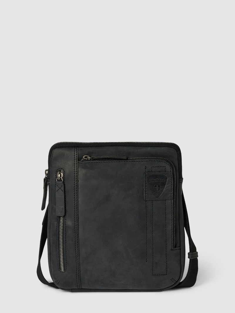 Umhängetasche mit Label-Patch Modell 'RICHMOND' in schwarz