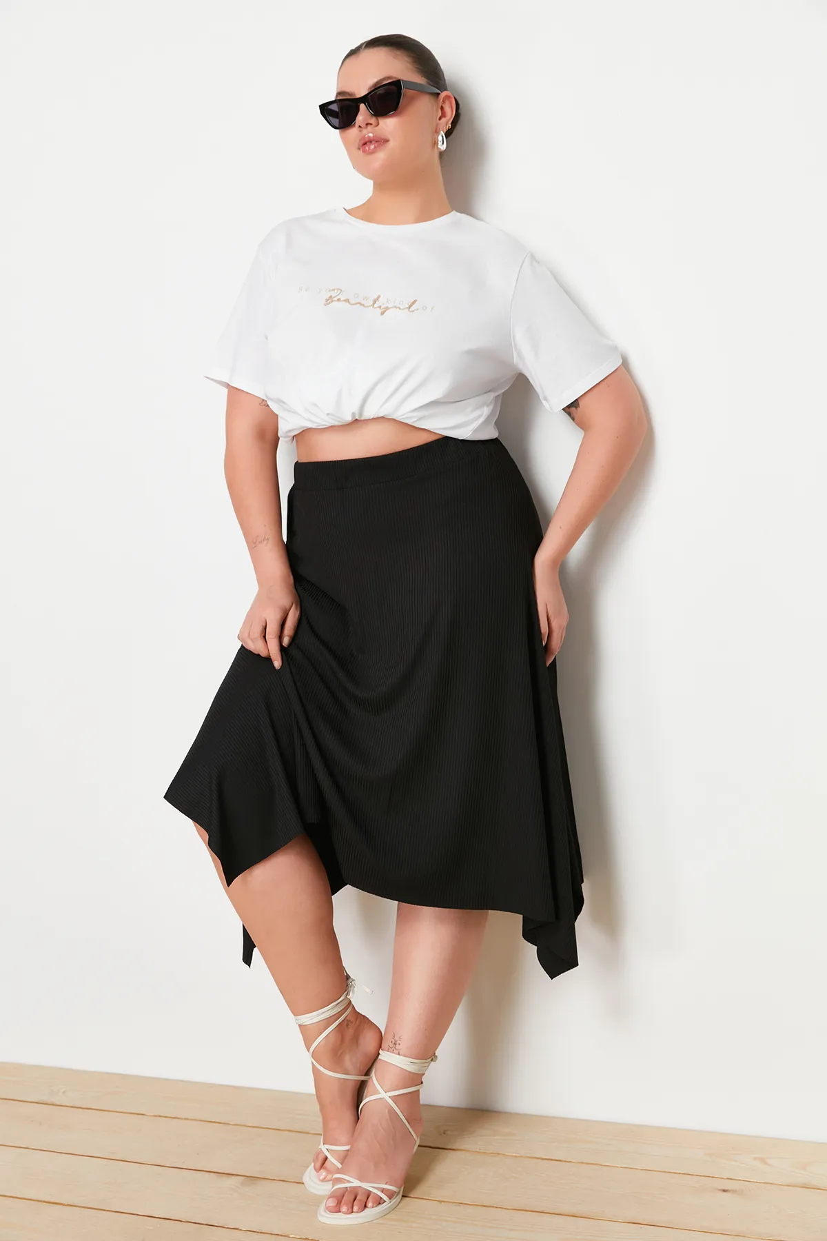 Trendyol Curve  Schwarzer asymmetrischer Strickrock TBSSS22ET0253