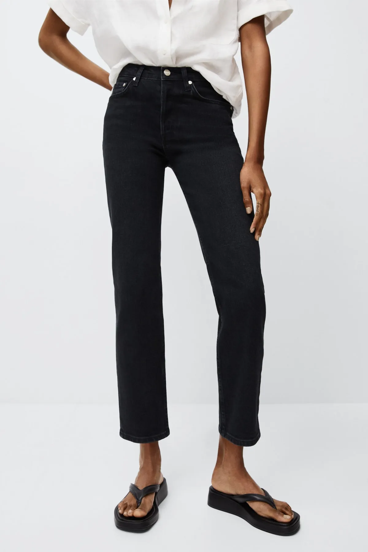 MANGO  Damenjeans aus schwarzem Denim 27091144