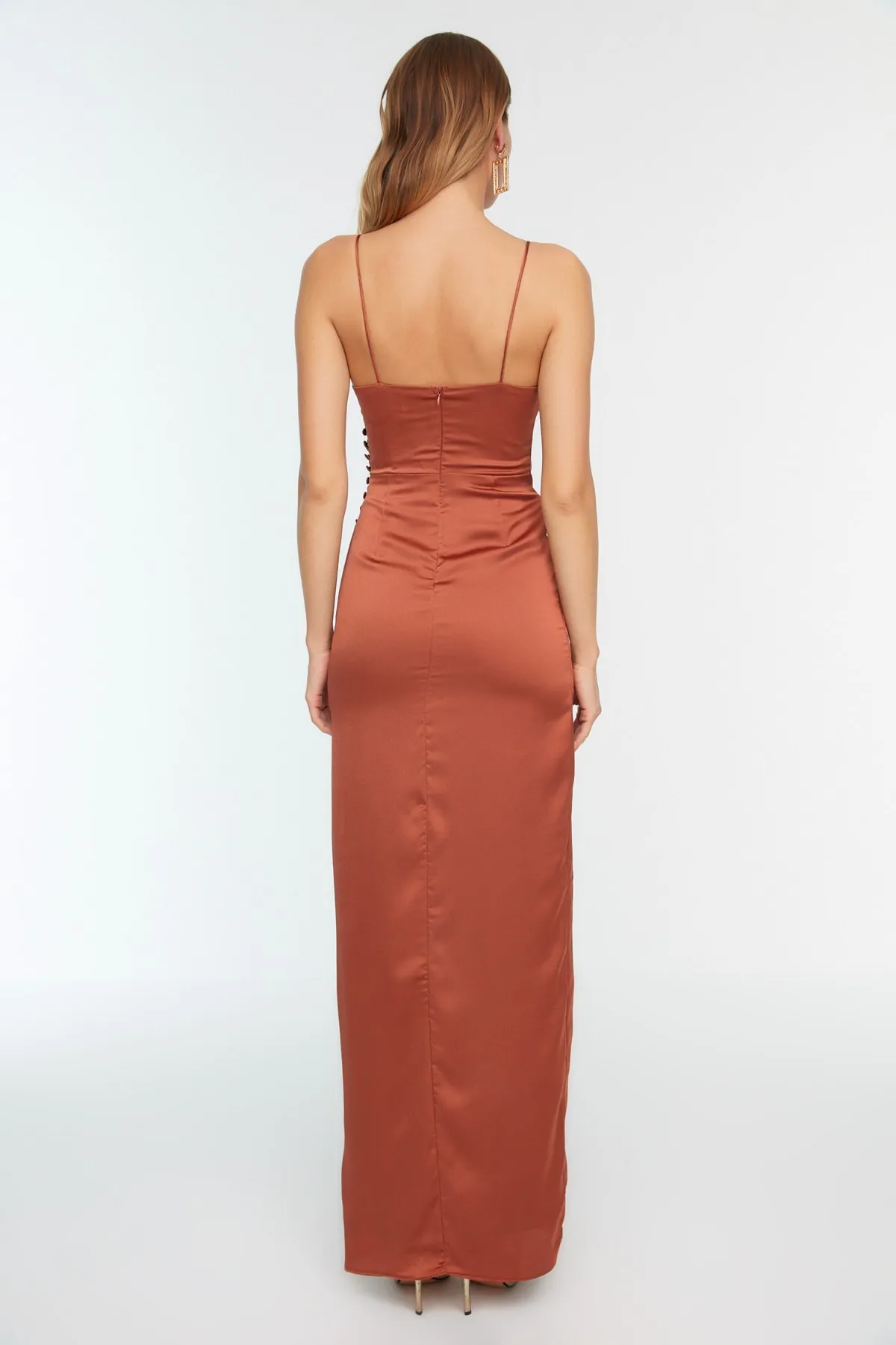 Trendyol Collection  Langes Abendkleid aus gewebtem Satin mit Futter in Braun TPRSS21AE0065