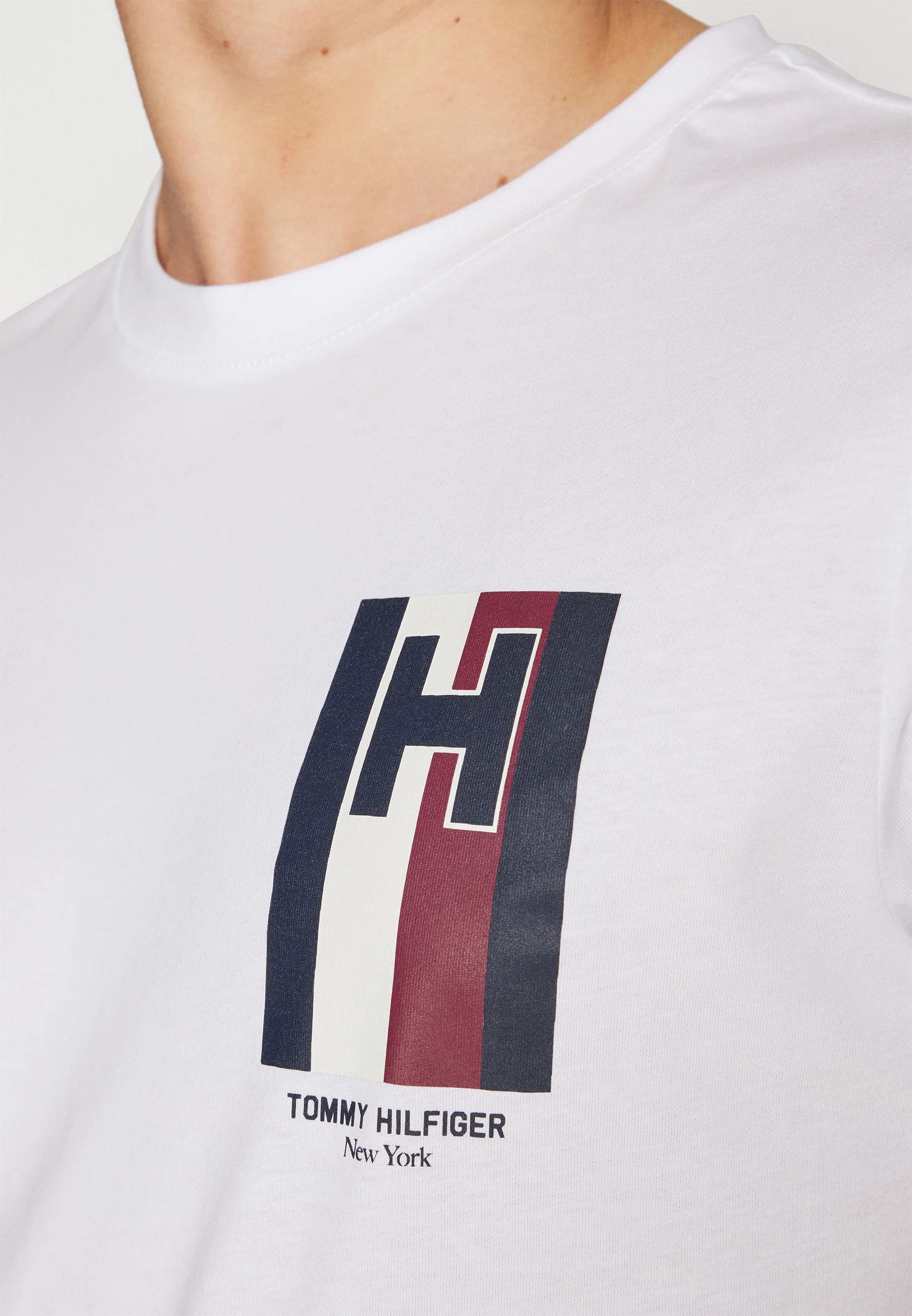 Tommy Hilfiger EMBLEM TEE - Camiseta con estampado