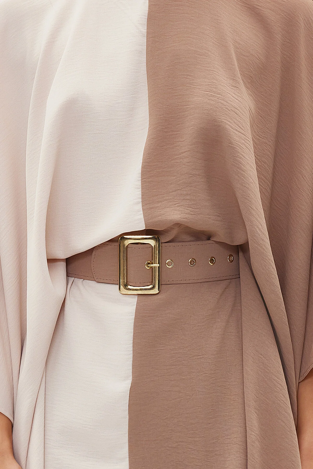 Trendyol Modest  Nerzfarbener Farbblock-Tunika-Hosen-Webanzug mit Taillengürtel TCTSS23US00046