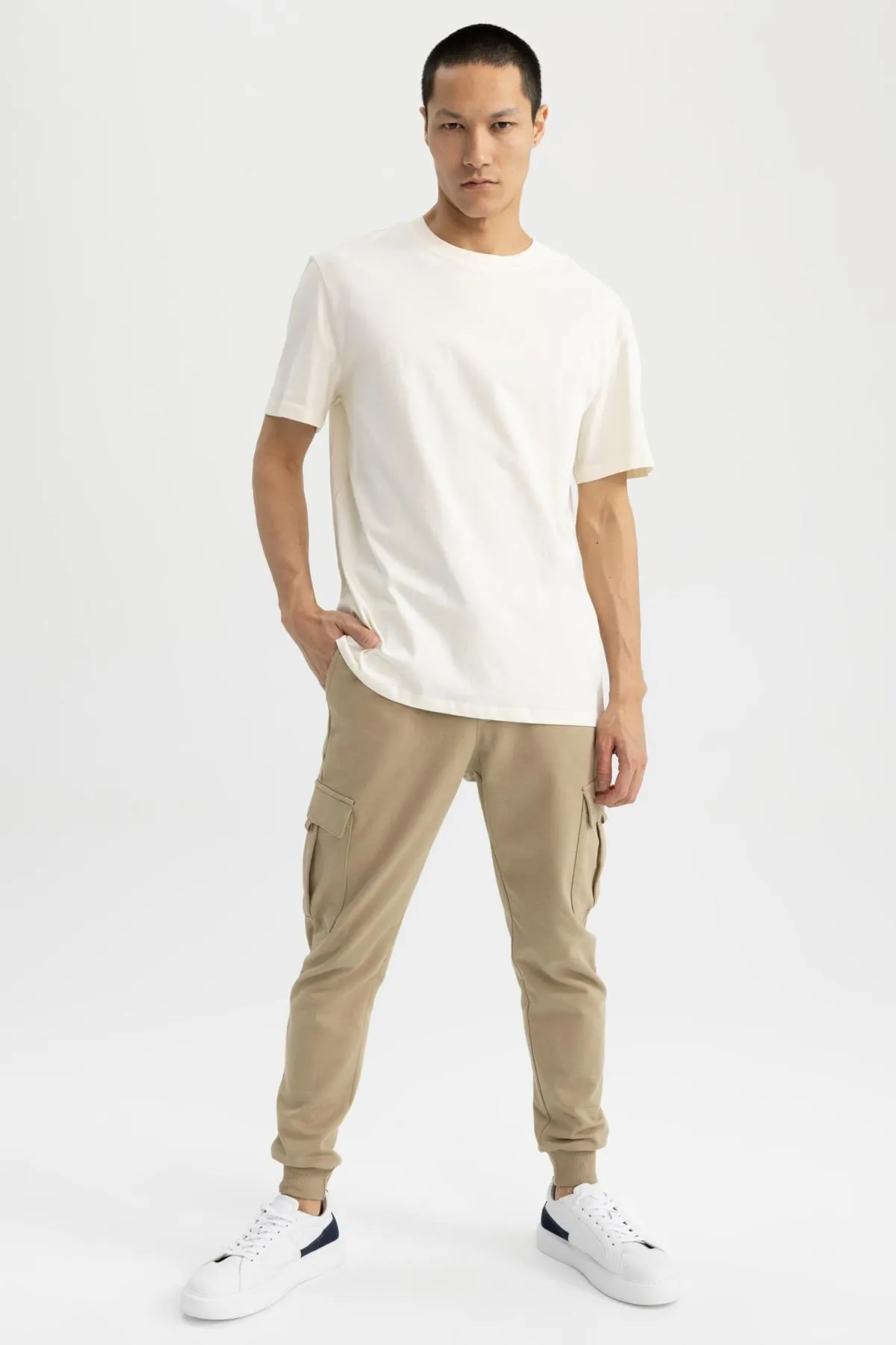 DeFacto  Neues Basic-T-Shirt mit Fahrradkragen und kurzen Ärmeln in normaler Passform, 100 % Baumwolle, V7699az23sp