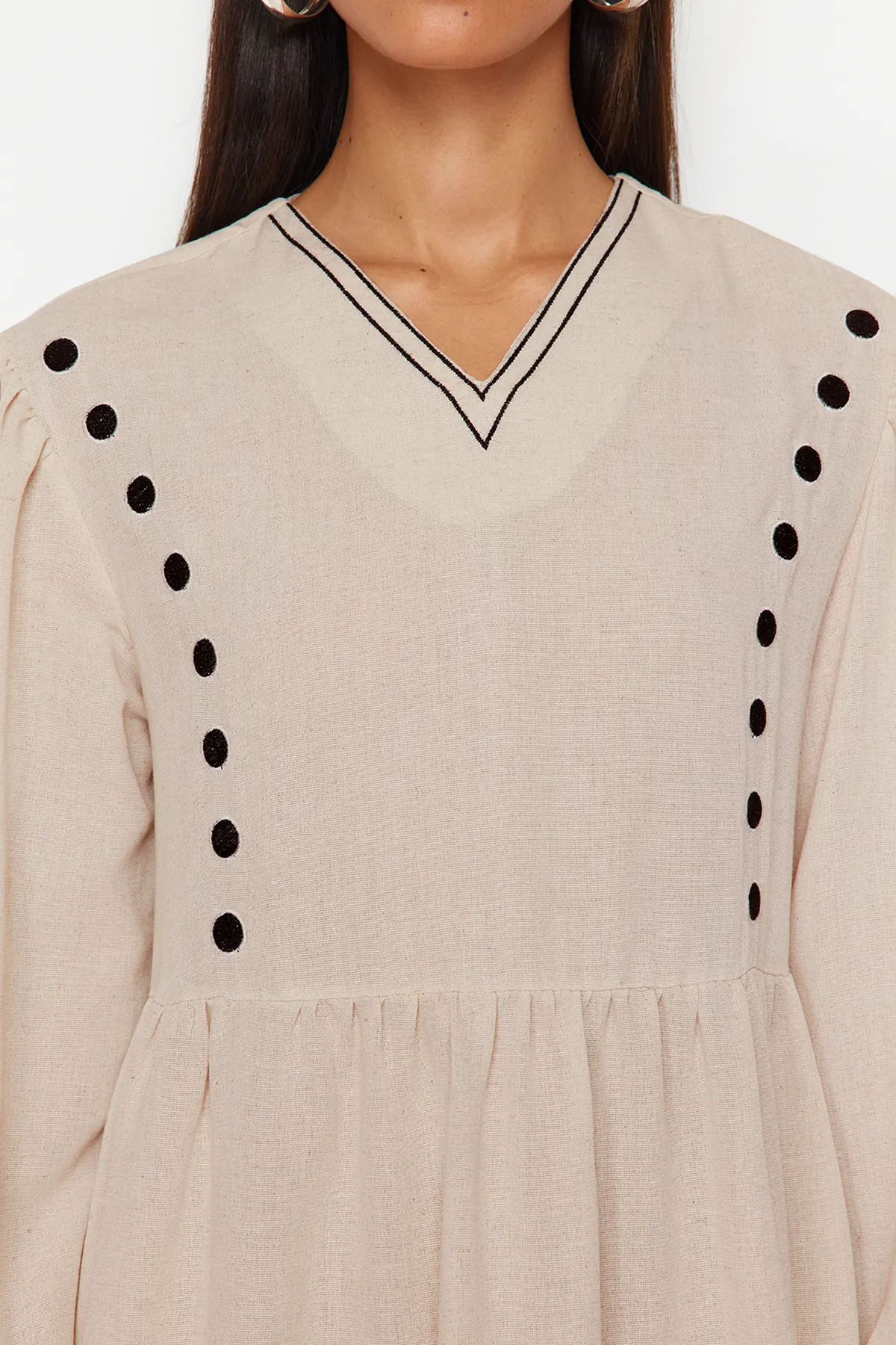 Trendyol Modest  Beiges, detailliertes, gewebtes Kleid in Leinenoptik mit V-Ausschnitt TCTSS24EB00139