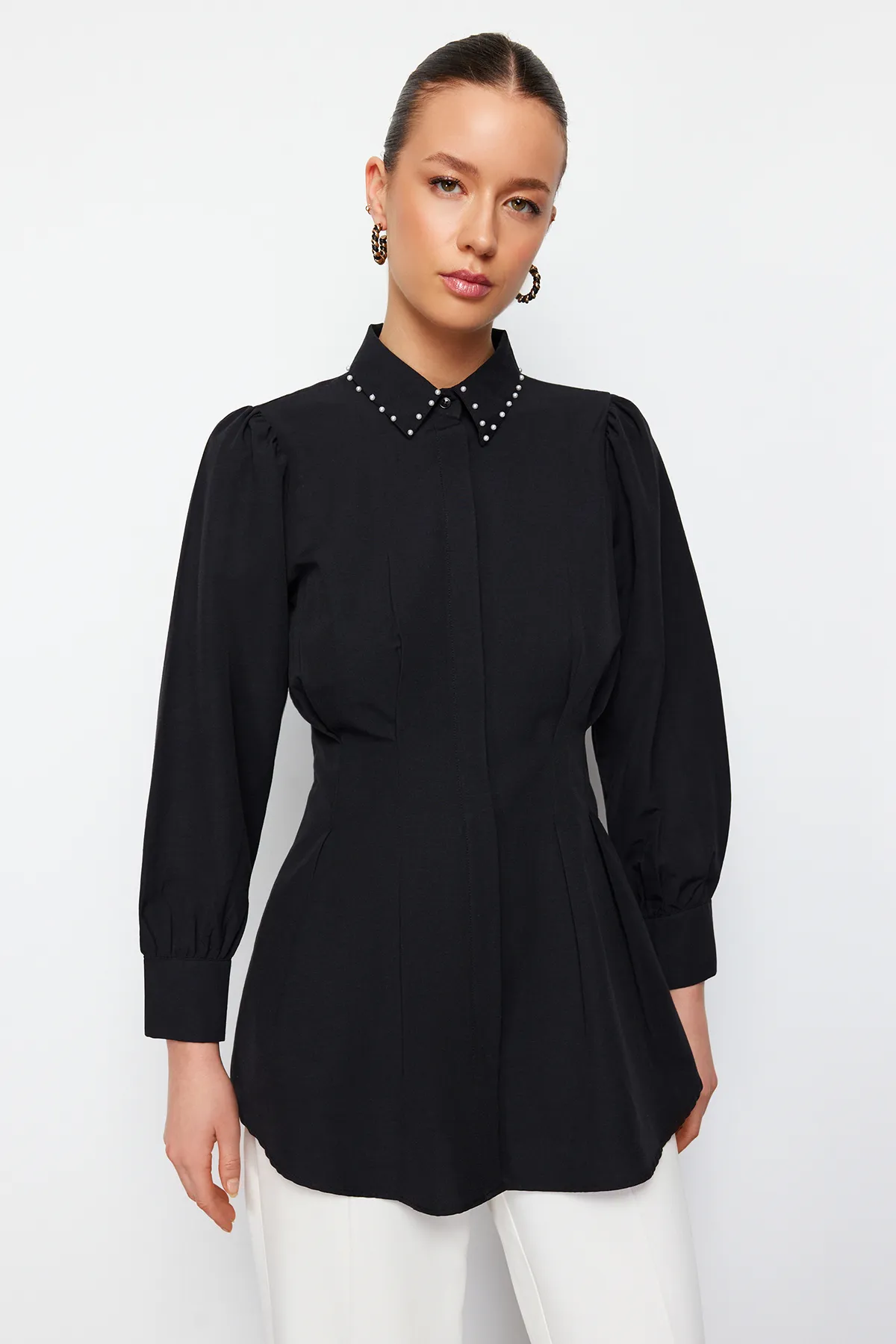 Trendyol Modest  Schwarzes, taillenbesetztes, gewebtes Hemd mit Perlendetails TCTAW24TG00027