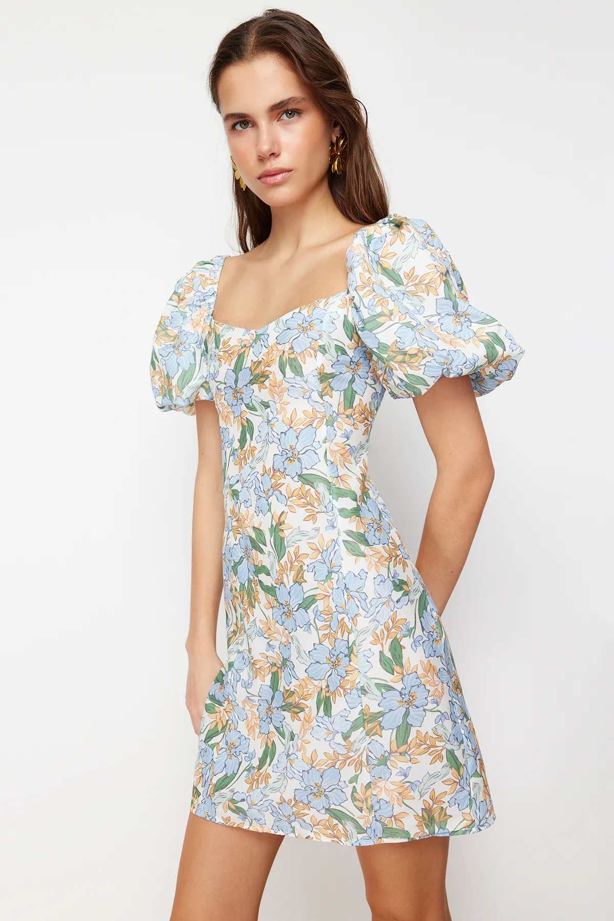 Trendyol Collection  Ecrufarbenes, florales A-Linien-Minikleid mit Ballonärmeln aus Webstoff TWOSS24EL00694