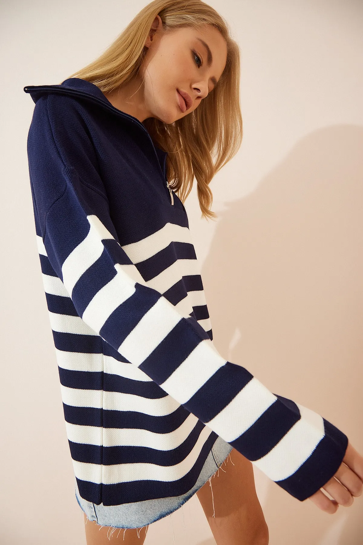 Happiness İstanbul  Weißes, marineblaues, gestreiftes Oversize-Sweatshirt aus Strick mit Reißverschluss und Stehkragen für Damen BV00009