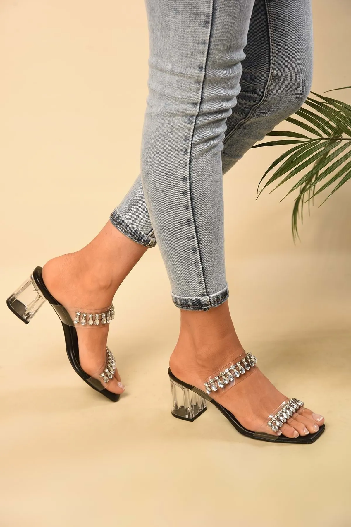 Shoeberry  Schwarze, transparente, mit Strasssteinen besetzte Absatzpantoffeln für Damen