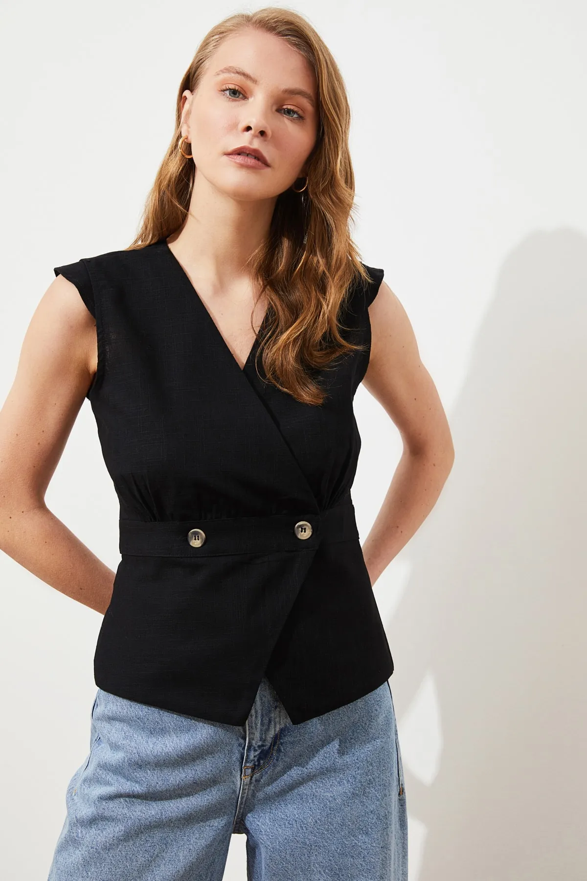 Trendyol Collection  Schwarze zweireihige Webbluse mit Knochenknöpfen und detaillierten Details TWOSS20BZ0707