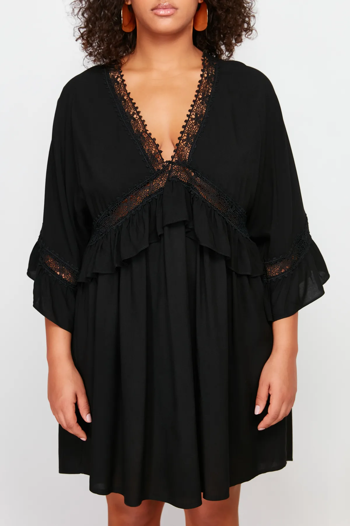 Trendyol Curve  Schwarzes Mini-Strandkleid mit gewebten Streifen TBBSS24AH00134
