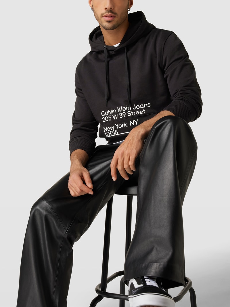 Hoodie mit Label-Print in schwarz