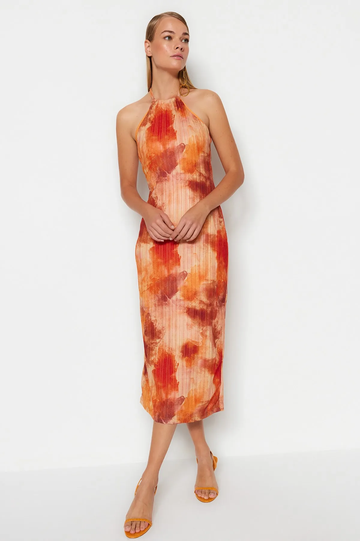 Trendyol Collection  Oranges Neckholder-Midi-Bleistiftkleid aus Strick mit spezieller Textur TWOSS23EL02406