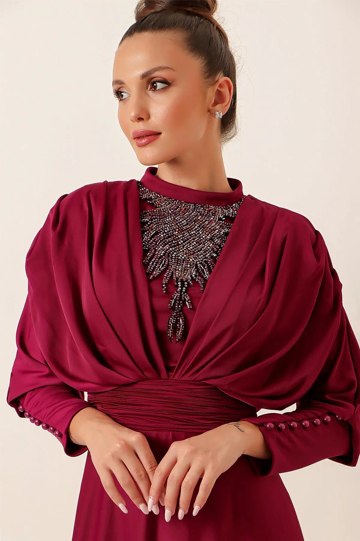 By Saygı  Langes Kleid aus Satin mit gerafften Ärmeln, Knopfdetail, gefütterter und perlenbesetzter Vorderseite