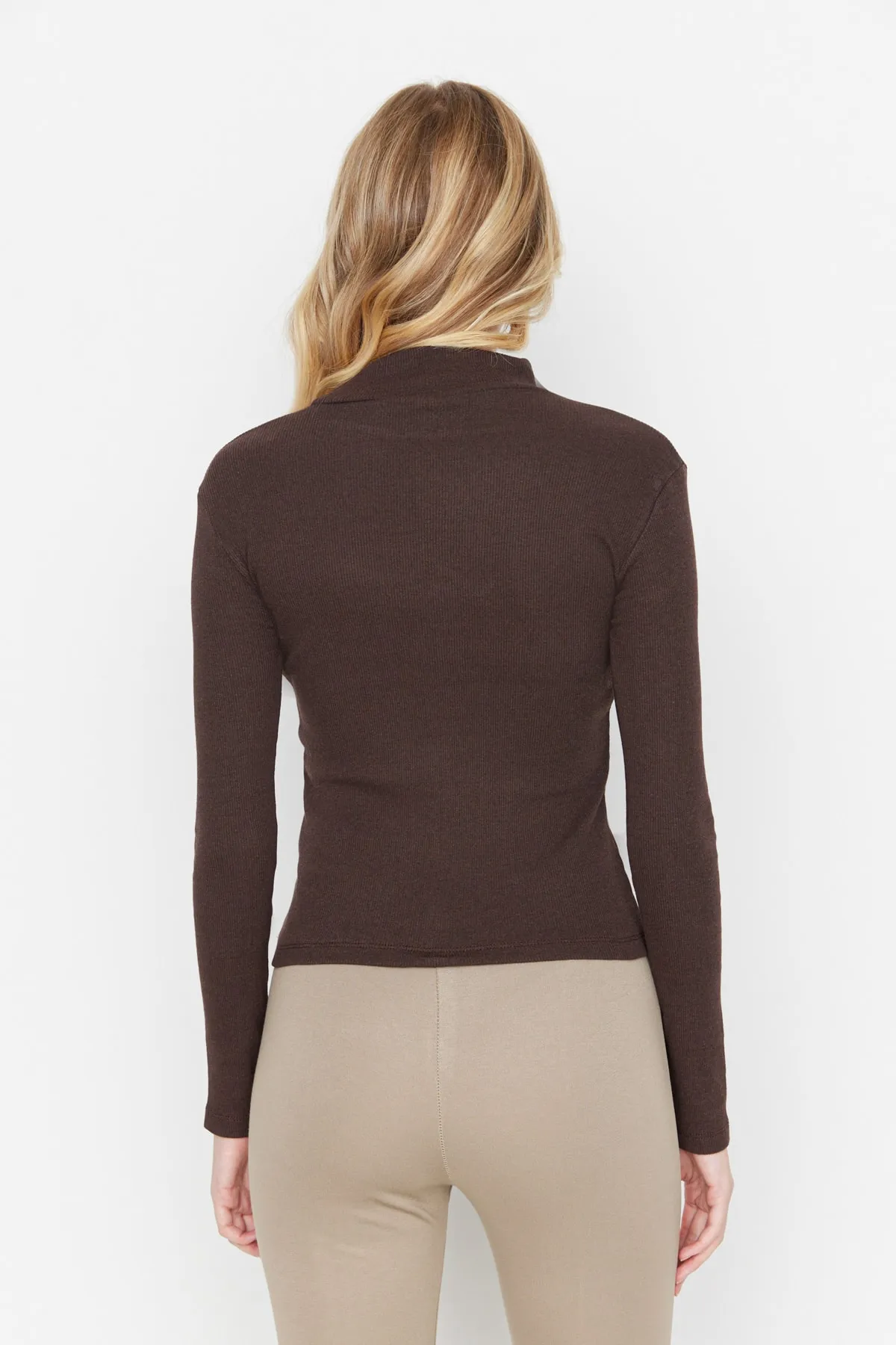 Trendyol Collection  Braune, taillierte, langärmlige, gerippte, dehnbare Strickbluse mit hohem Kragen TWOAW21BZ0423